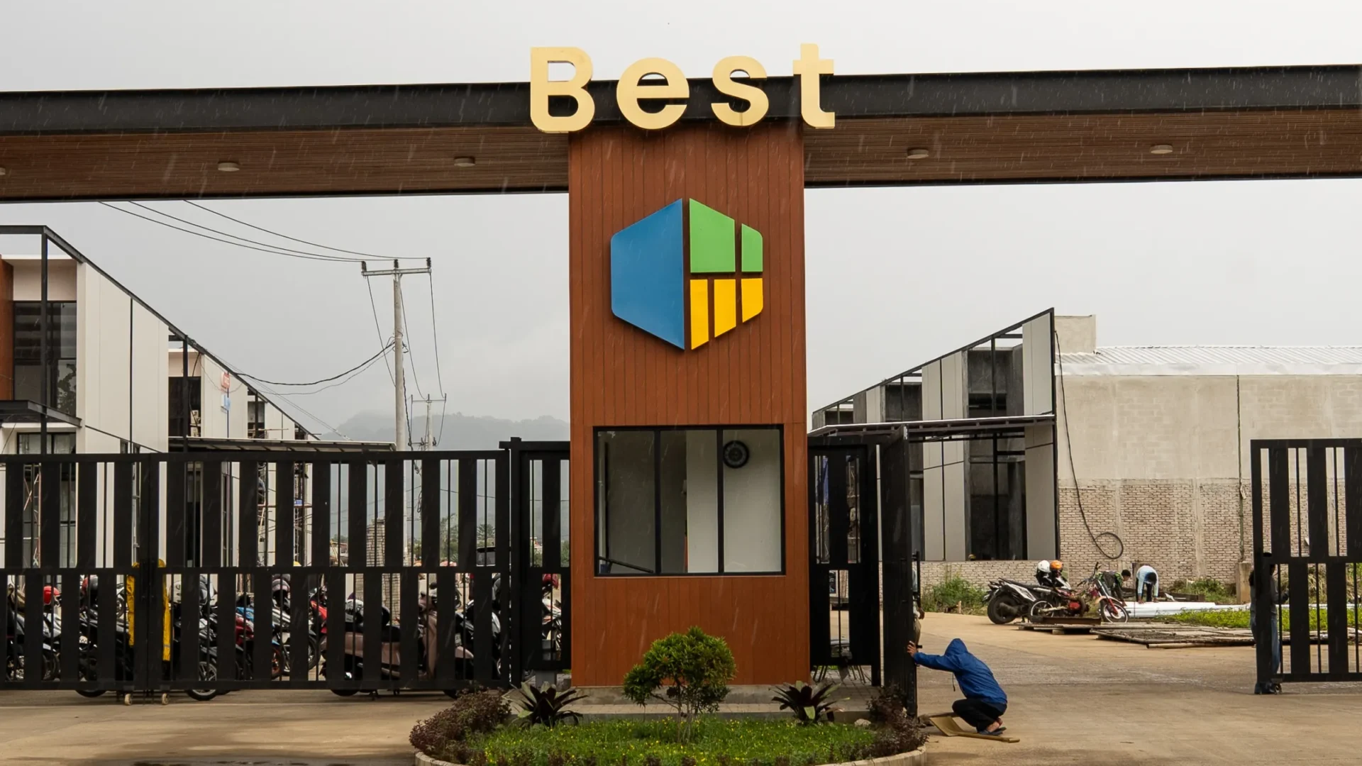 Gerbang masuk BEST Industrial Estate di Jl. Terusan Kopo, Katapang, Bandung Selatan