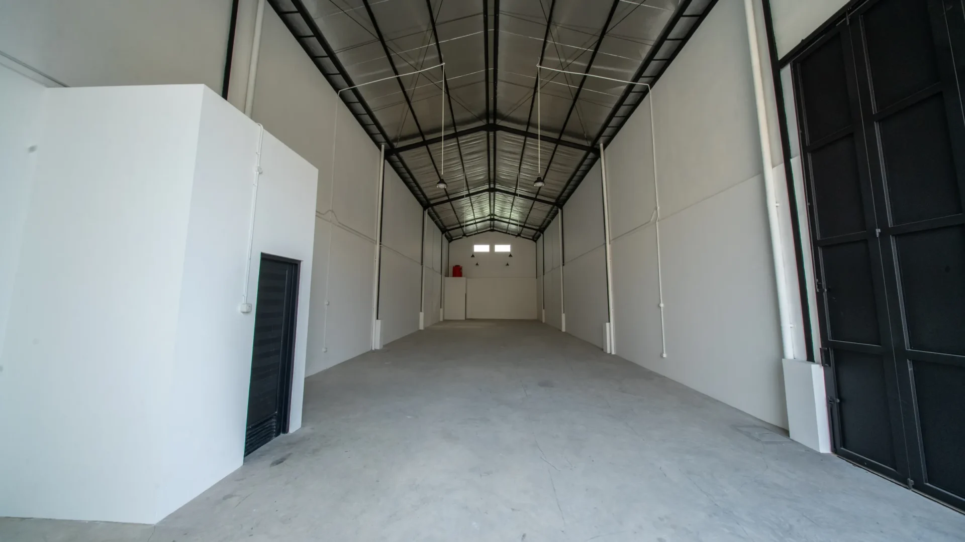 Interior unit gudang BEST dengan pintu 4,5 × 4,5 meter