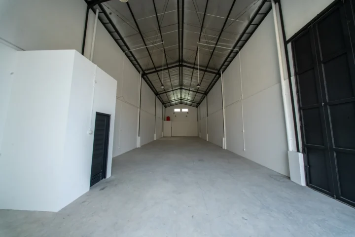 Interior unit gudang BEST dengan pintu 4,5 × 4,5 meter