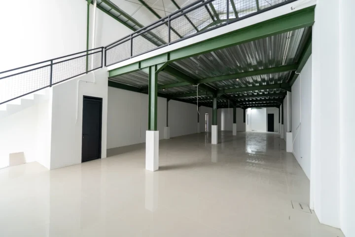 Area mezzanine di dalam unit gudang BEST Industrial Estate