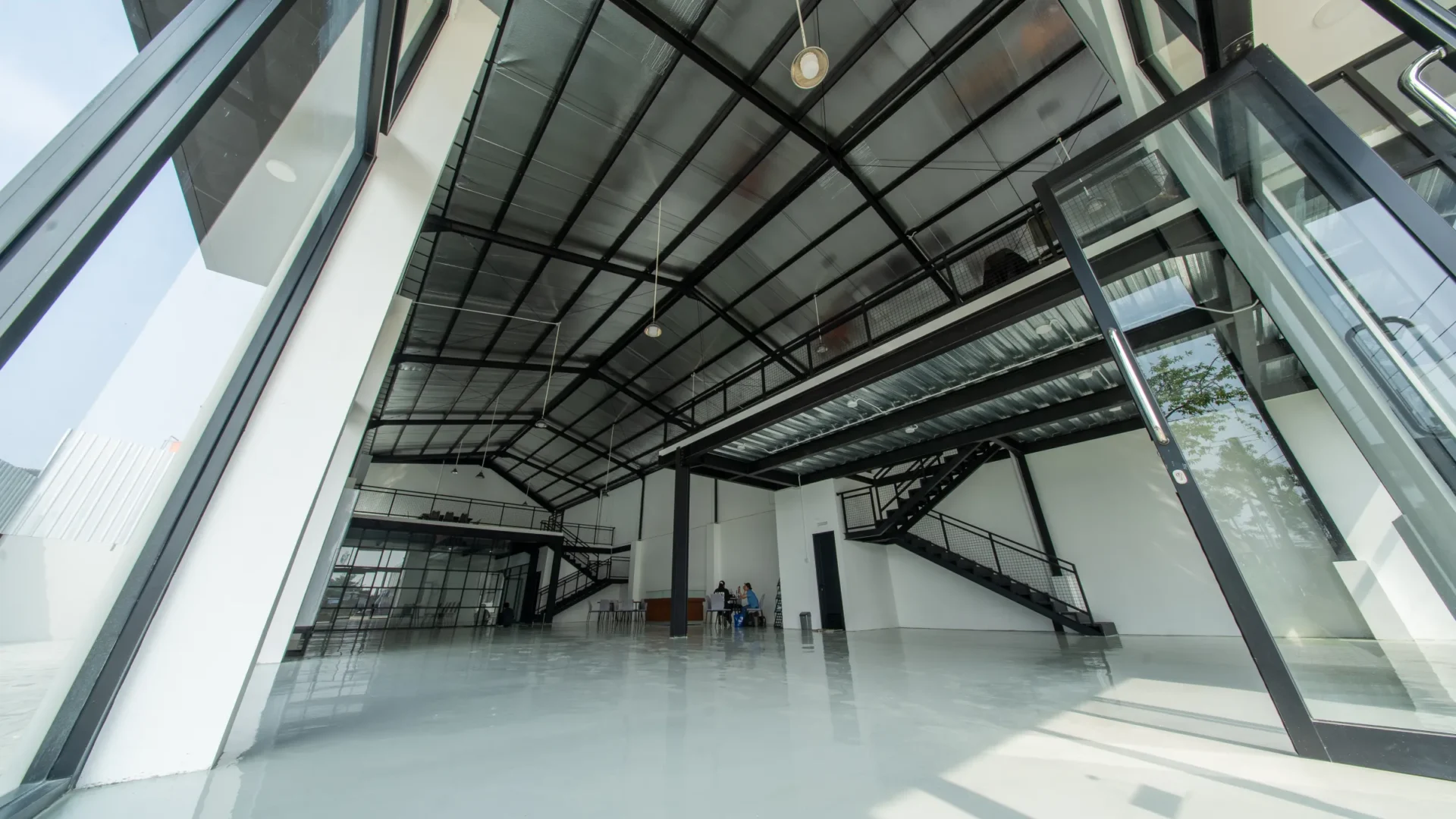 Interior luas unit gudang BEST dengan struktur baja dan mezzanine