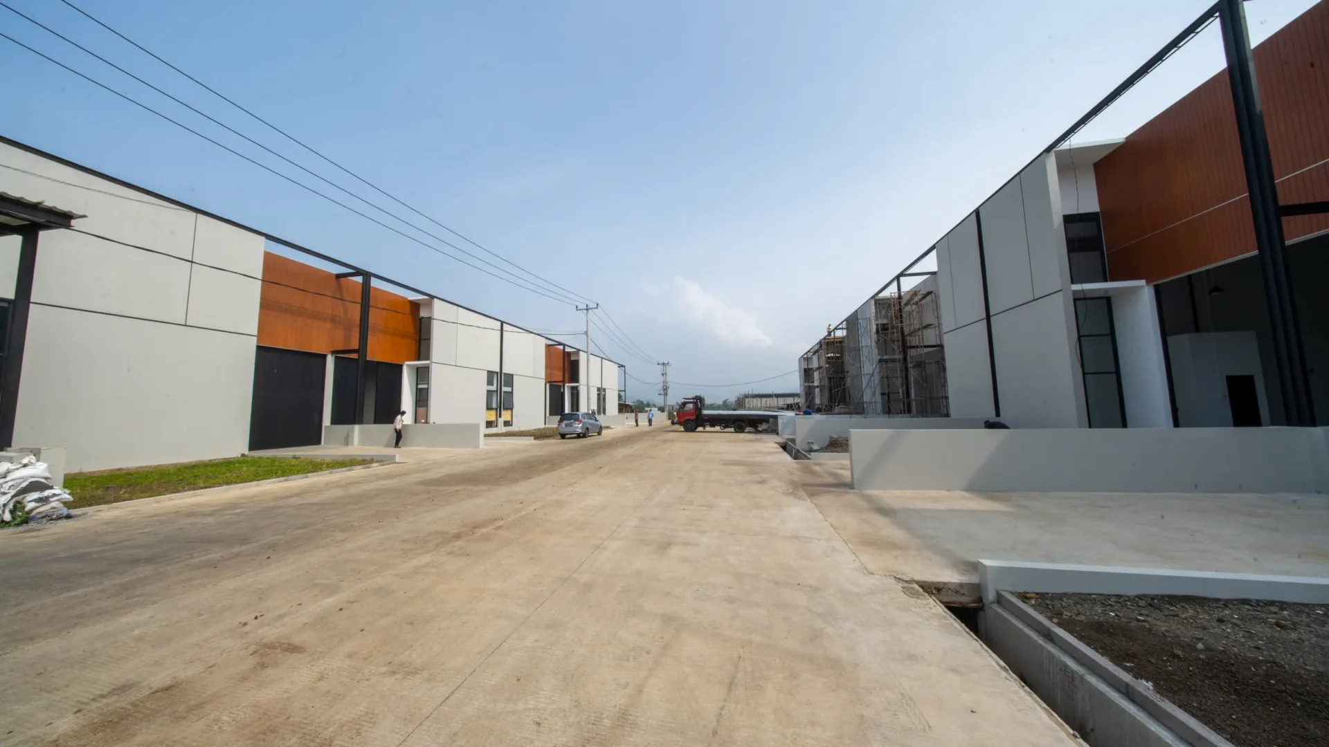 Jalan kawasan BEST Industrial Estate dengan ROW lebar untuk kendaraan besar