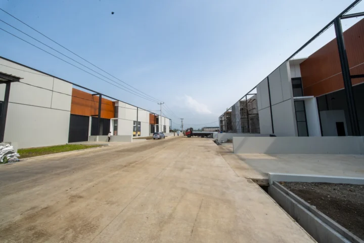 Jalan kawasan BEST Industrial Estate dengan ROW lebar untuk kendaraan besar