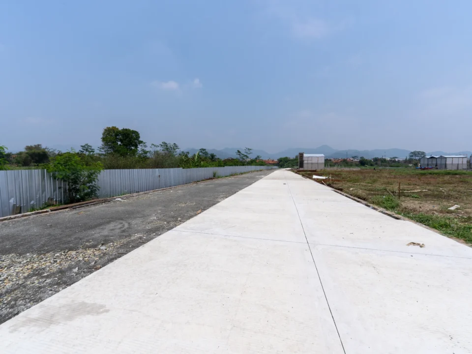 Jalan beton kawasan di area pengembangan BEST Industrial Estate