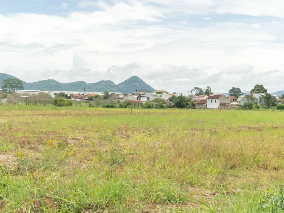 Lahan pengembangan BEST Industrial Estate dengan latar perbukitan Bandung Selatan