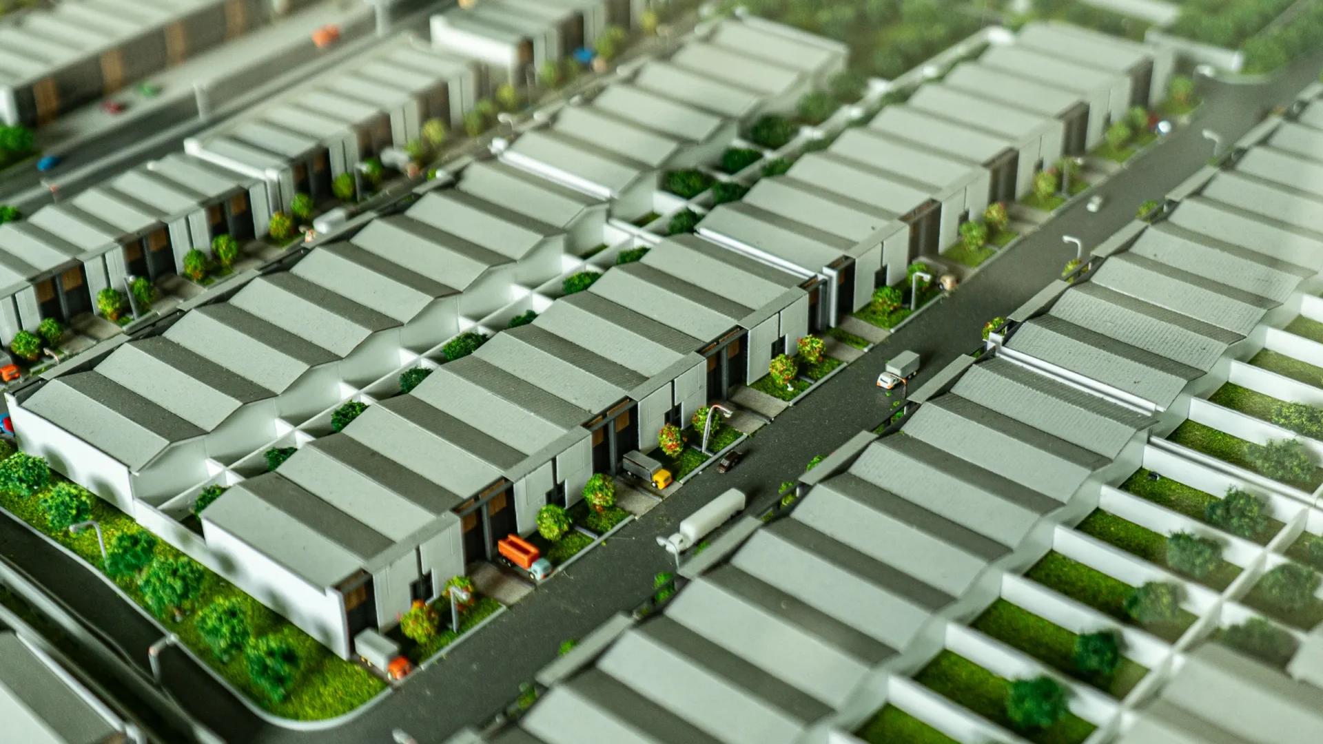 Maket masterplan kawasan industri BEST dengan deretan unit warehouse dan jalan kawasan
