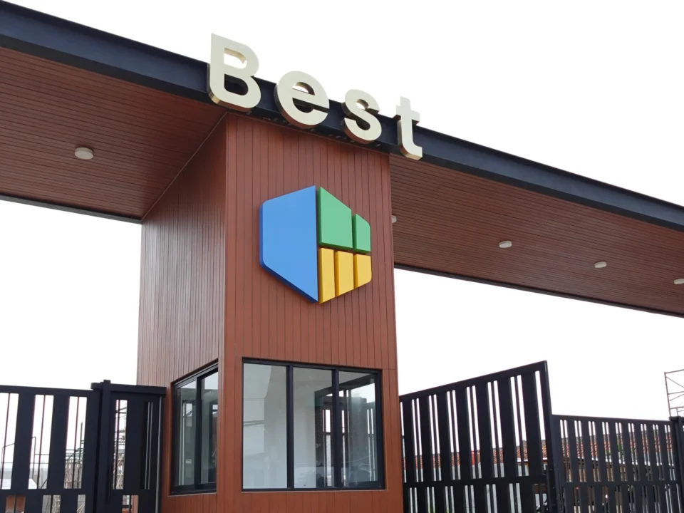 Menara gerbang berlogo BEST Industrial Estate di pintu masuk kawasan