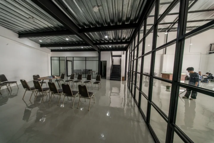 Ruang pertemuan di kantor marketing BEST Industrial Estate