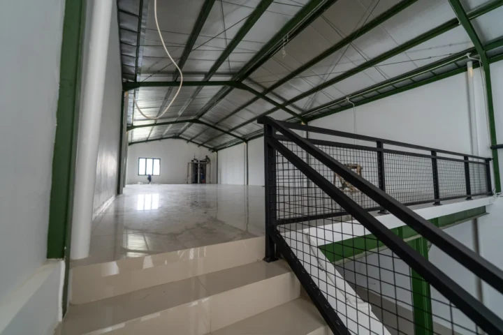 Tangga menuju mezzanine di unit gudang BEST