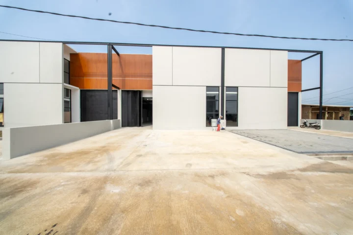 Tampak depan unit Warehouse XII lebar 12 meter di BEST Industrial Estate